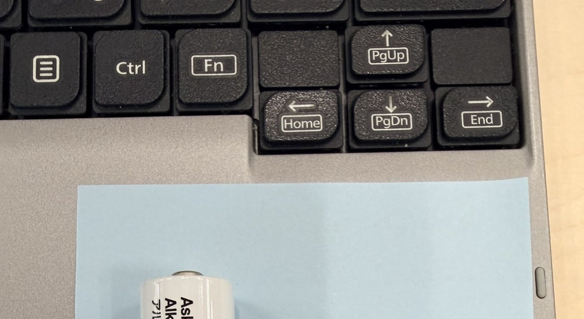 アシスタントに「マウスの単三電池切れたから替えをお願いできます？」と依頼→ふとデスクを見ると……　「センス良すぎ」「これはあつい」（1/2） | ライフスタイル ねとらぼ