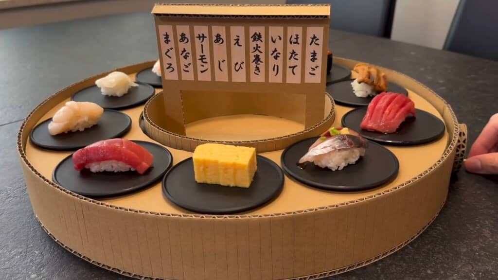 飾り付けも楽しげな、「小さな回転ずし屋」がオープン!