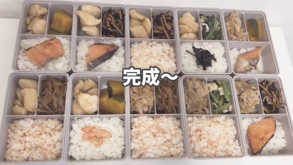 鮭は白いごはんの上にのせて、1つには余っていた昆布を追加しています