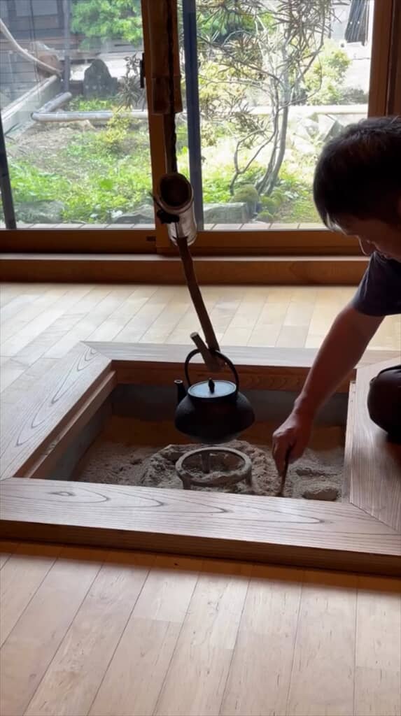 板間に設けられた囲炉裏