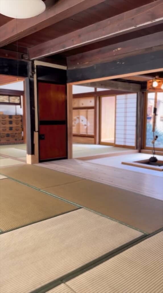 重厚な板戸が存在感を放っています