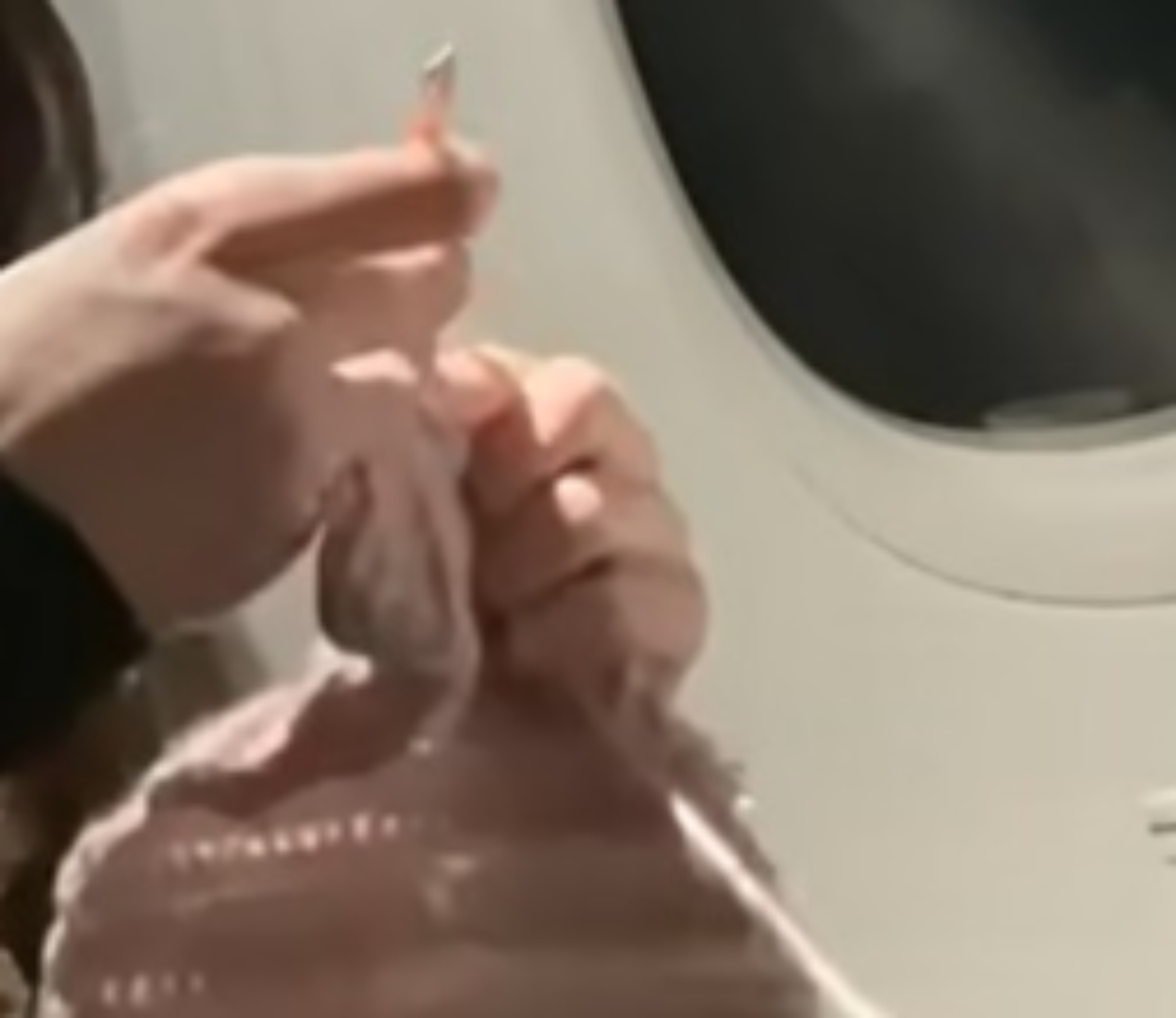 飛行機に乗った女性→毛糸を編み始めて、4時間後……「うわあ」　驚きの完成品に「最高！」【海外】（1/2） | 編み物 ねとらぼ