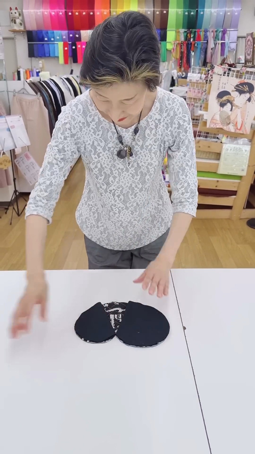 2枚の布を重ねる