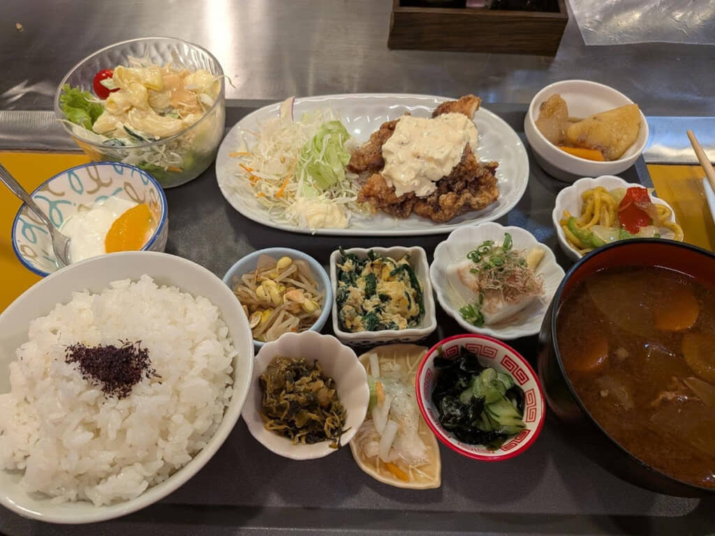 900円でこの品数とは……!