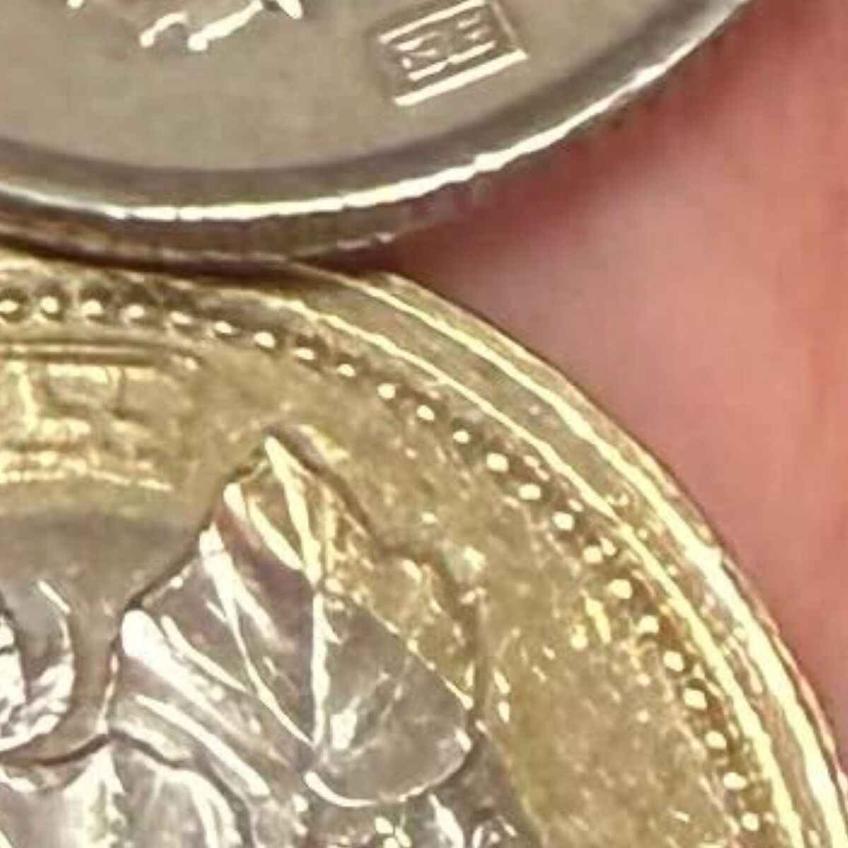 コンビニでもらった700円のおつり→帰宅後よく見たら……「しぬwww」まさかの光景に「やられましたね」「ある意味貴重」 | おかね ねとらぼ