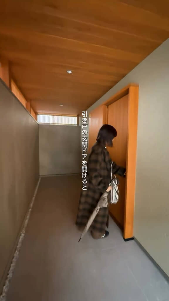 広い玄関ポーチから引き戸の玄関ドアを開けると……