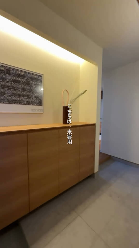 エントランス右は来客用の動線