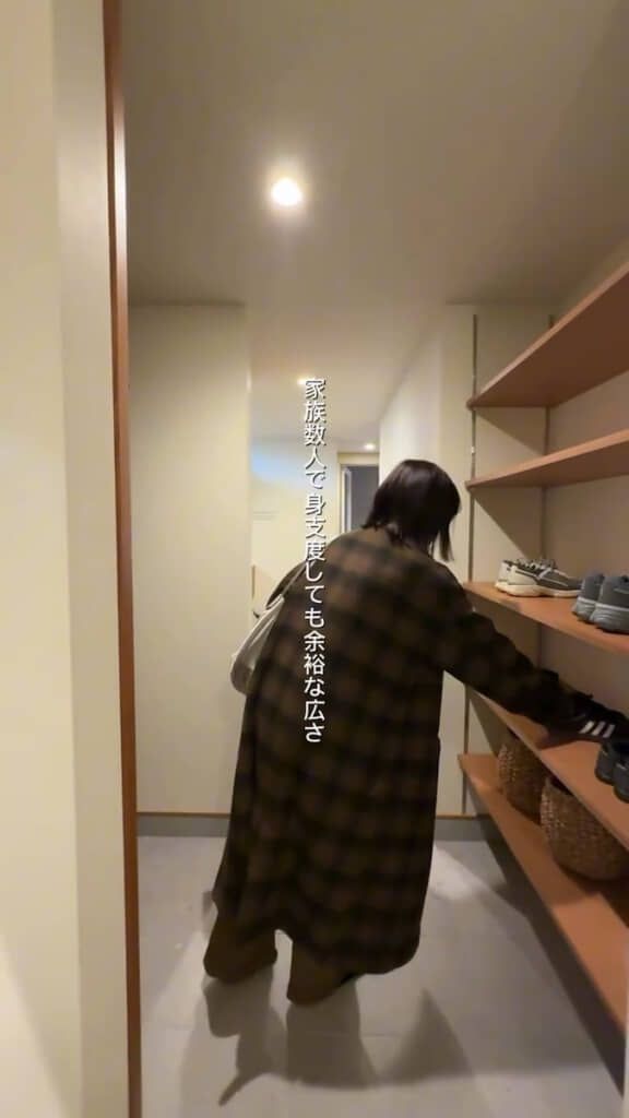 シュークローゼットを通り抜け……