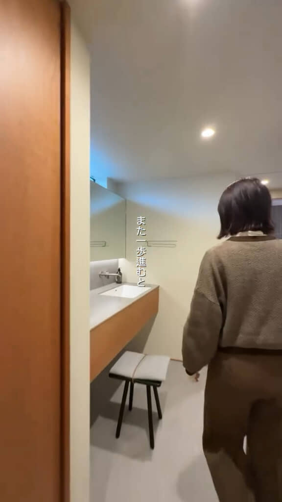 すぐ横で手洗いを済ませて……