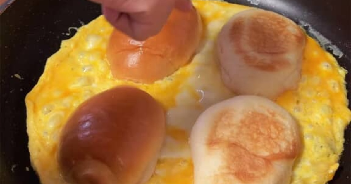 ネオバターロールを半分にカット→卵と一緒に焼くと…… 驚きの食べ方に「すごーい!」「うわー めっちゃ斬新」(1/3) | グルメ ねとらぼ