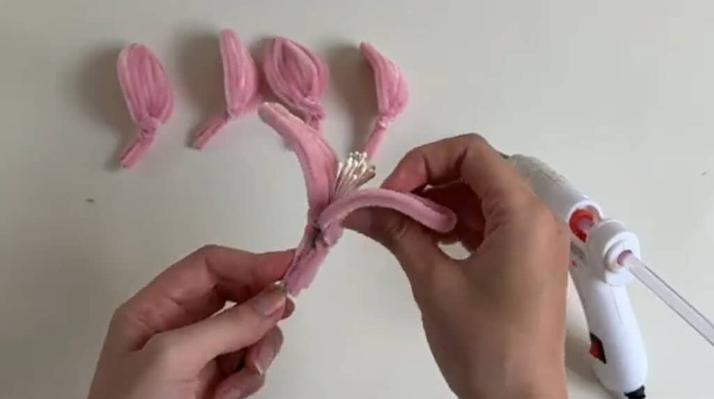 大き目の花びらを付けていきます
