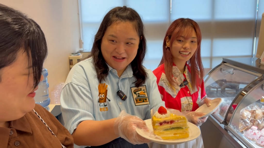 田辺さんが手に取ったケーキ（画像はYouTubeから）