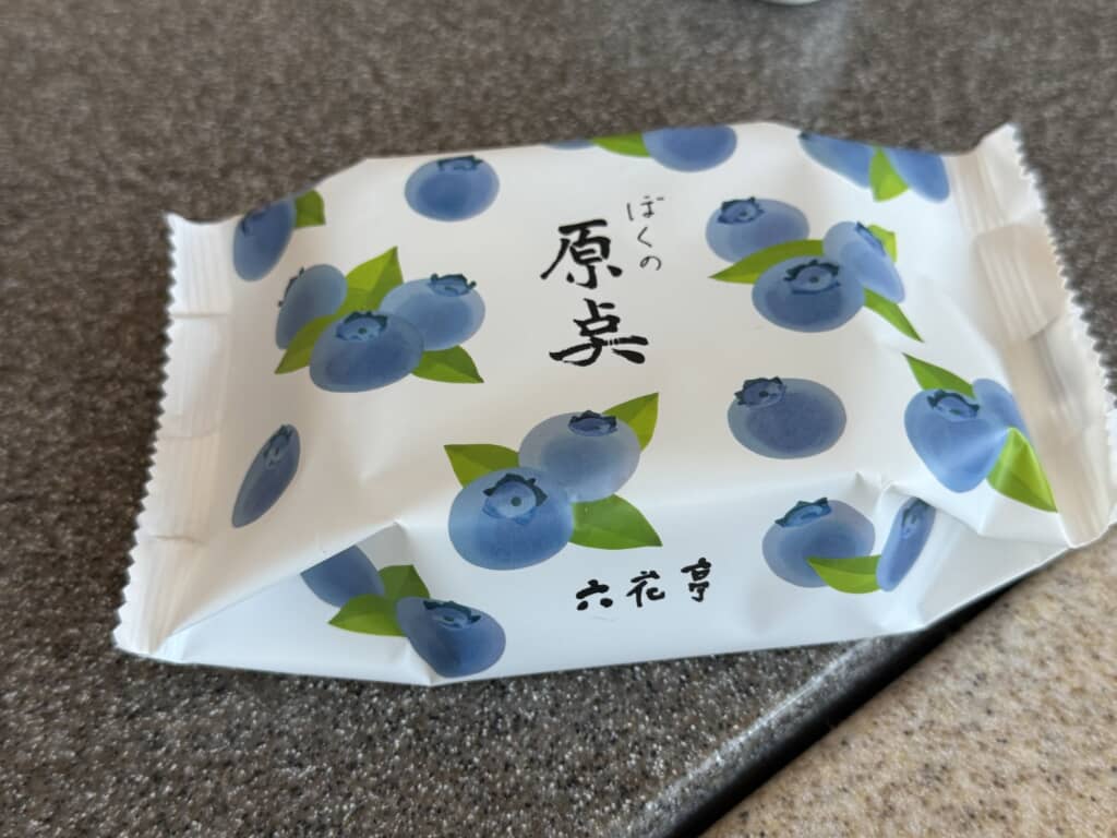 ブルーベリー柄の六花亭「原点」パッケージ