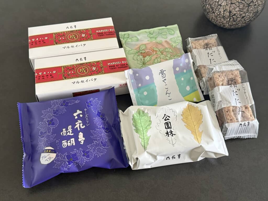 六花亭のマルセイバターサンドや雪やこんこ、霜だたみなど北海道土産の詰め合わせ