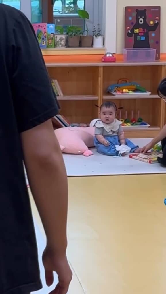 迎えに来たママの姿を見つめるユルちゃん