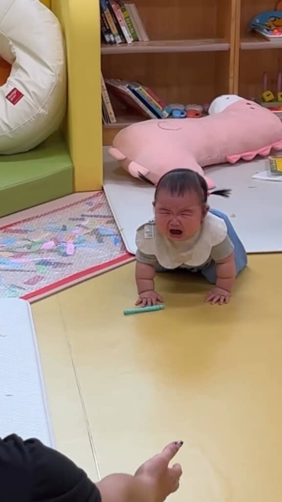 泣きながらママのもとへ