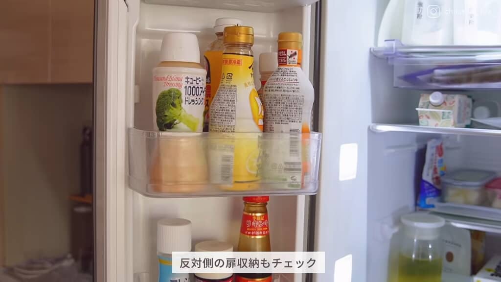 左の扉収納も調味料でいっぱい