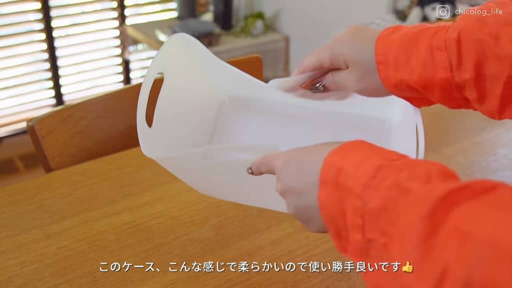 「やわらか野菜ストッカー」を曲げて見せてくれるchicoさん。「柔らかいので使い勝手良いです」