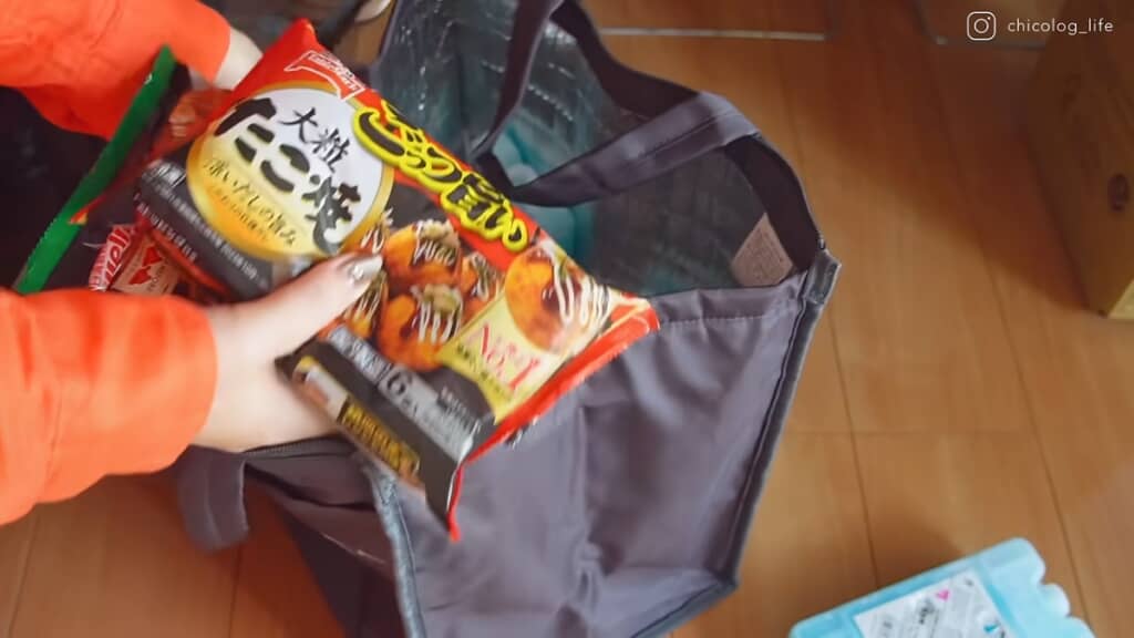 冷蔵庫を掃除している間、冷凍食品を保冷バックに入れておきます