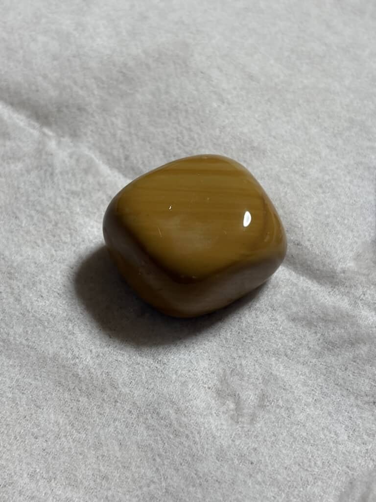 2箱目から出てきたのは、丸みを帯びた茶色の石