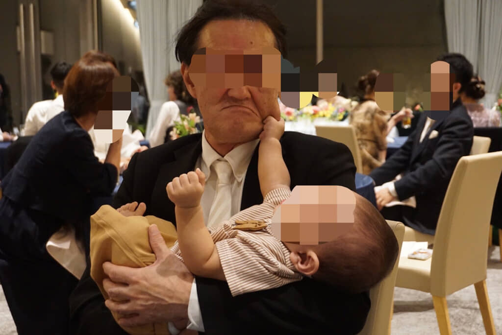 力いっぱい掴んでる……!
