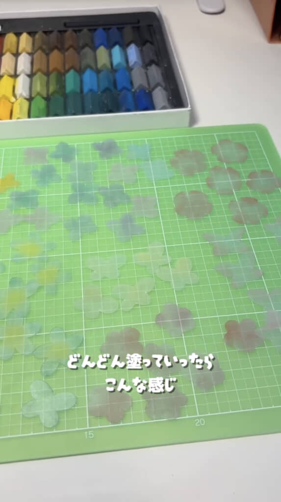 プラ板をカットして着色