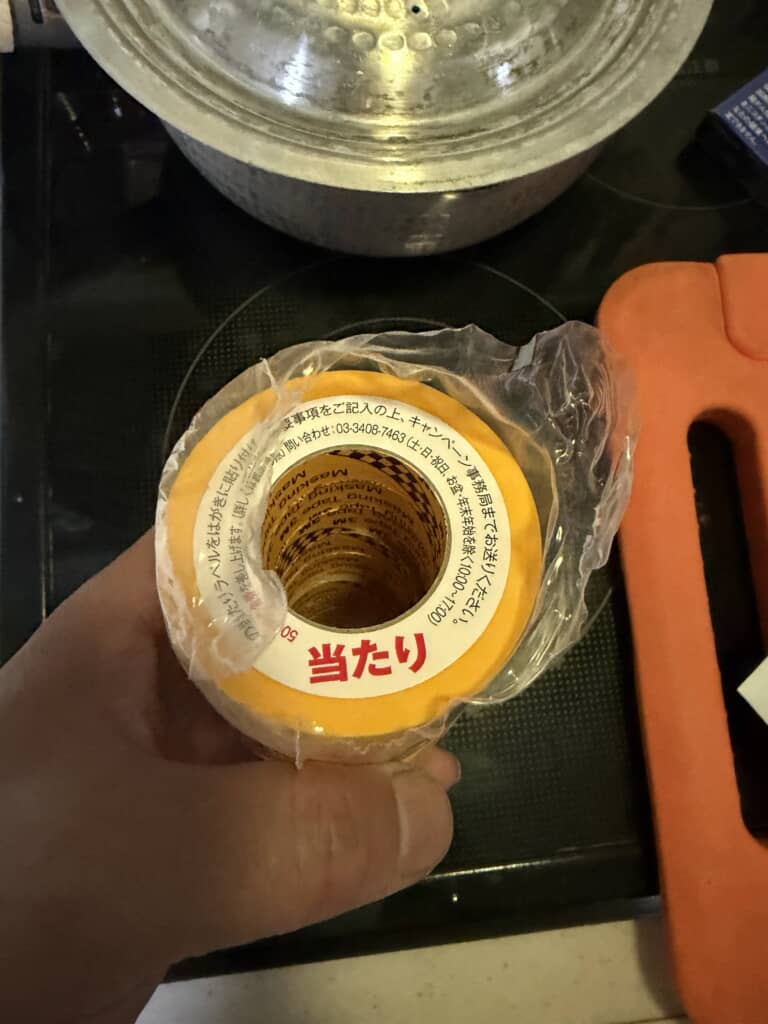 手に持った黄色い芯の粘着クリーナー用スペアテープ「当たり」