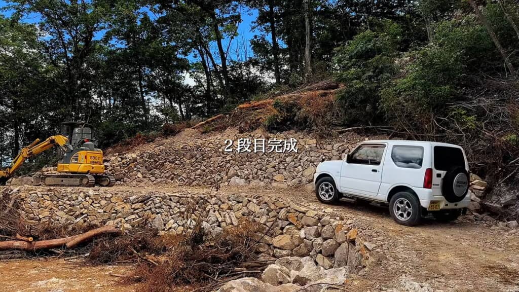 完成した山側の1段目と2段目の石垣