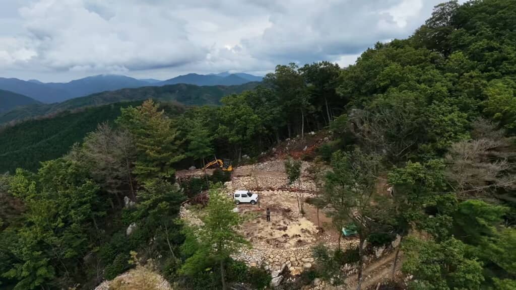 森の中に構築された広場