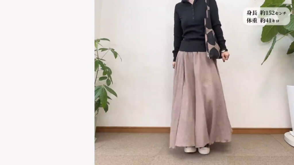 きれいめなスカートスタイルで、カジュアルすぎないバランスに