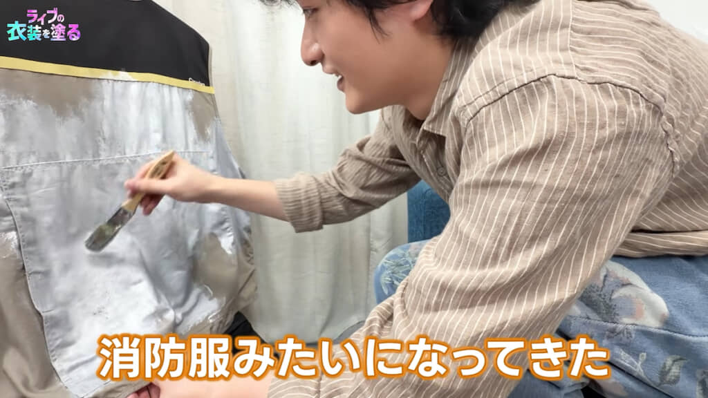 シルバーに塗っていくと消防服みたいになった