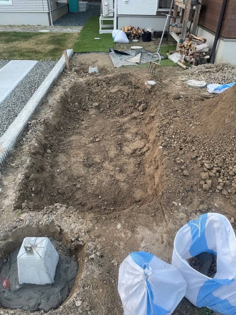 庭に大きな穴を掘っています