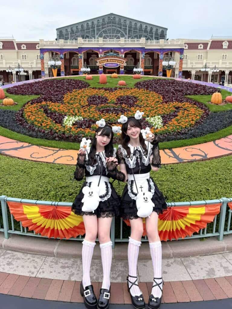 双子コーデでポーズ