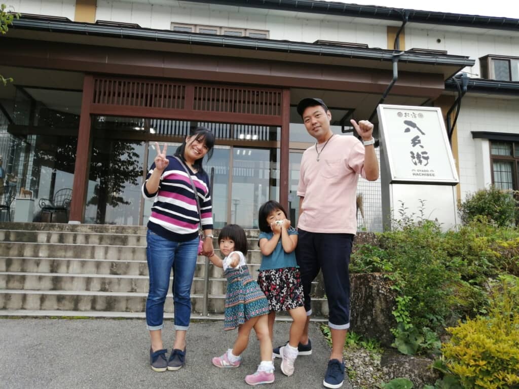家族旅行を楽しんでいる様子です