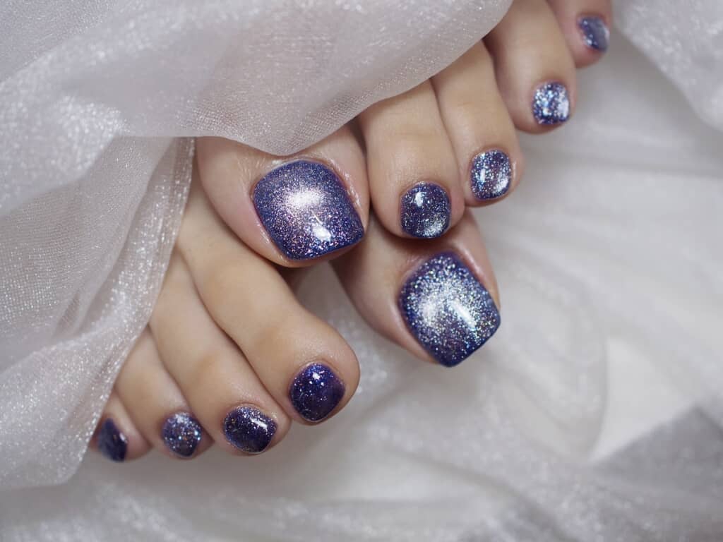 宇宙を思わせるフットネイルと美しい足先