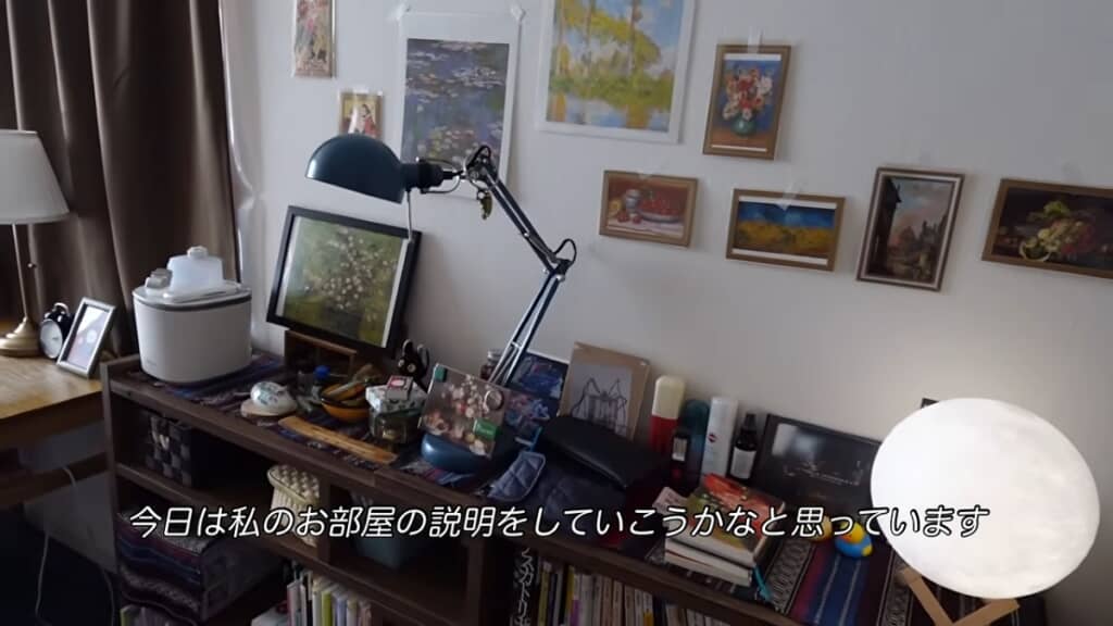 壁にはお気に入りのポストカードがいっぱい