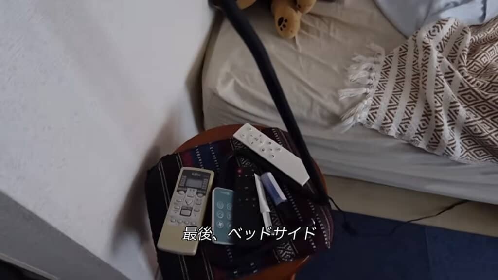 ベッドサイドに置かれたリモコン