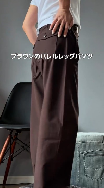 後ろにはボタン付きポケット