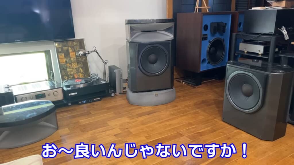 ベースの上にウーハーとホーンが乗った状態