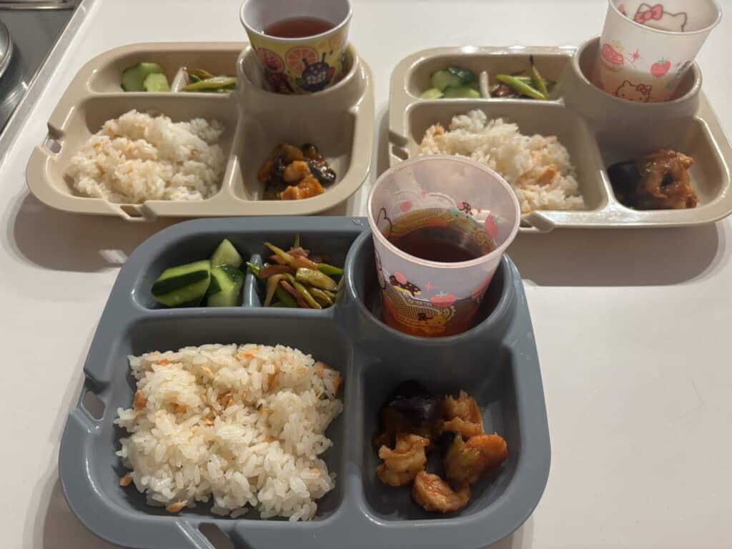 鮭ごはんと鶏肉のおかず、きゅうりの副菜を盛り付けた3人分のワンプレートごはん