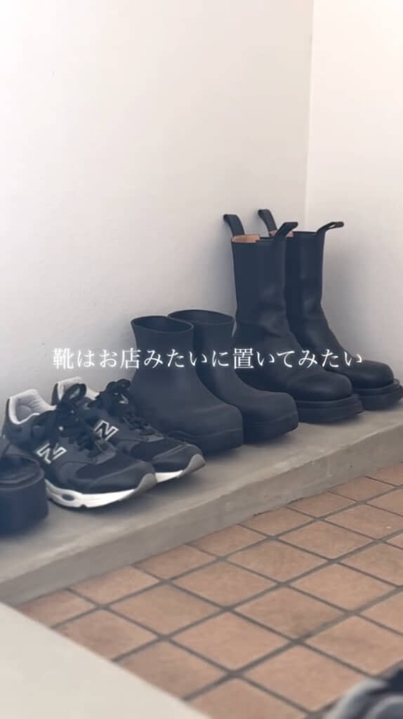 靴はシューズボックスではなく、床にディスプレイするように置くスタイル