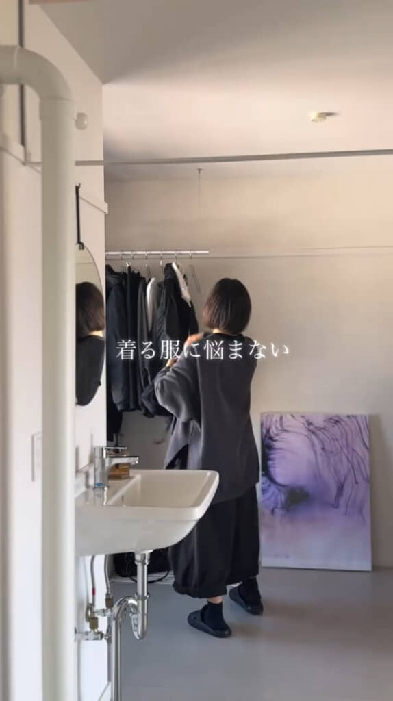 オープンクローゼットで洋服を管理