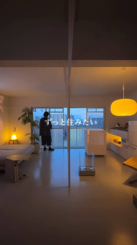 空が暗くなってきた時間帯のお部屋の雰囲気もすてきです