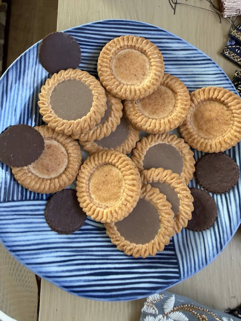 チョコビスケットが“チョコとビスケット”に