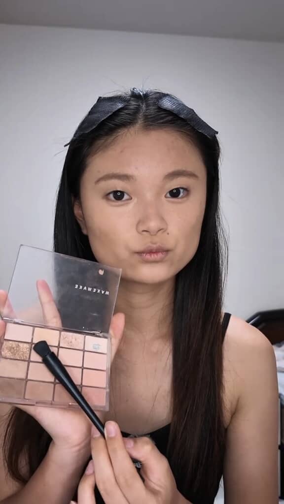 wakemakeのアイパレットで目元を彩る