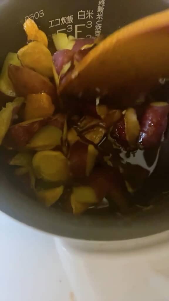炊飯釜の中でトロットロのタレが完成。公式レシピによると、飴は底の方に入れたほうがよく溶けるそうです