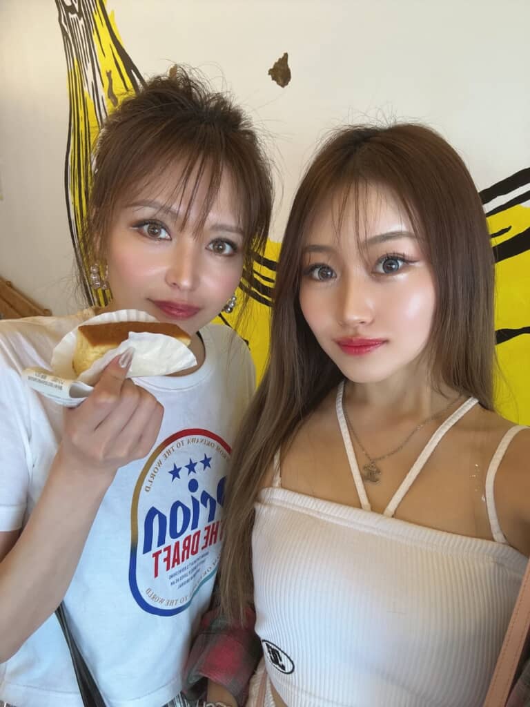 母であるむっちゃんさん（左）と娘さん（右）。20歳も離れてるって本当!?