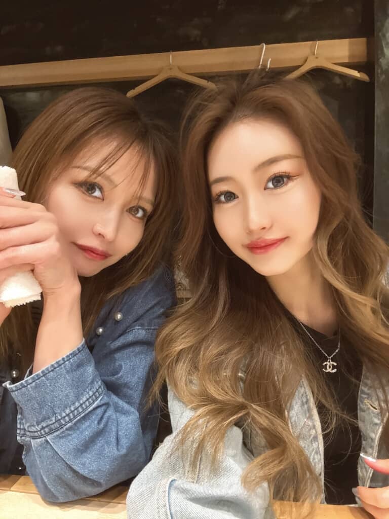 むっちゃん（左）と娘さん（右）。親子じゃなくて姉妹に見える……！