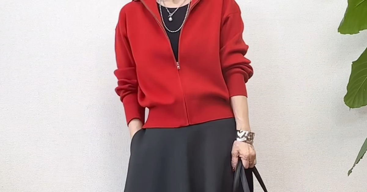 「素敵です」ユニクロ“秋の購入品”→60代女性のコーデに「赤いカーディガンかわいい」「これは買います」（1/3） | 女性 ねとらぼ