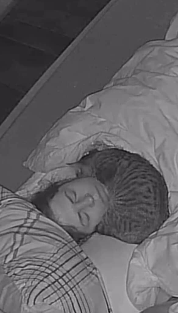 体勢を整え、再び首元でくつろぎ眠りの中へ……